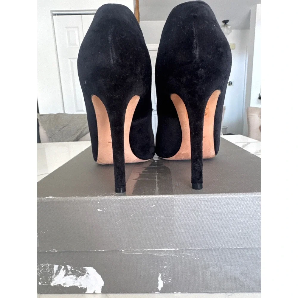 Alexander McQueen Black Velvet Pointed Toe Stiletto Pumps Size 39 Made in Italy